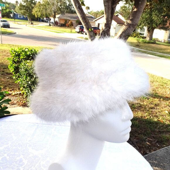 White Manmade Ladies Fur Hat Beautiful New! - Picture 2 of 5